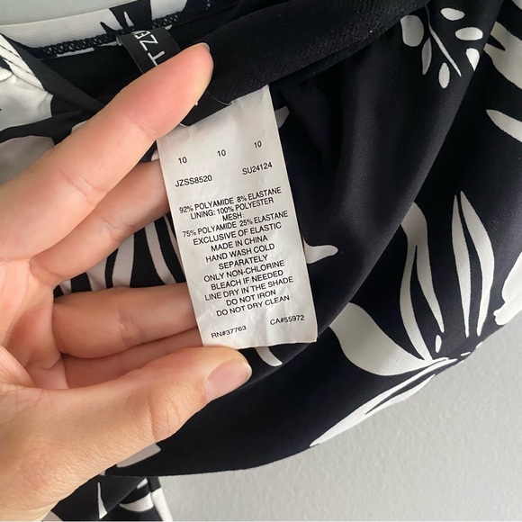 Women’s 10 Floral Jantzen One Piece Swimsuit - Picture 5 of 5